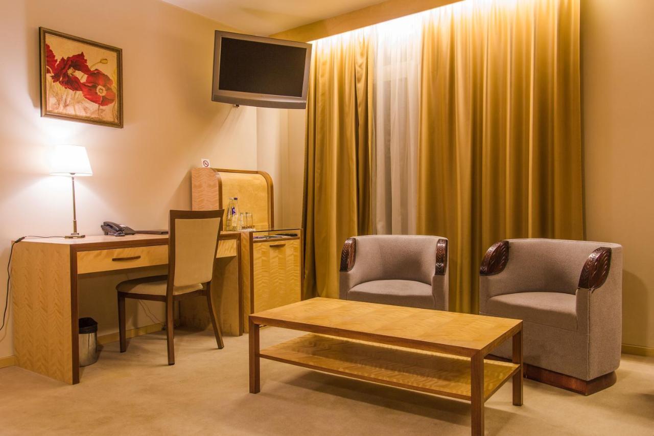 Royal Square Hotel & Suites Riga Buitenkant foto